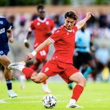 Le joueur Dinis Rodrigues en action avec le ballon lors d'un match amical entre le FC Sion et le Paris FC à Monthey